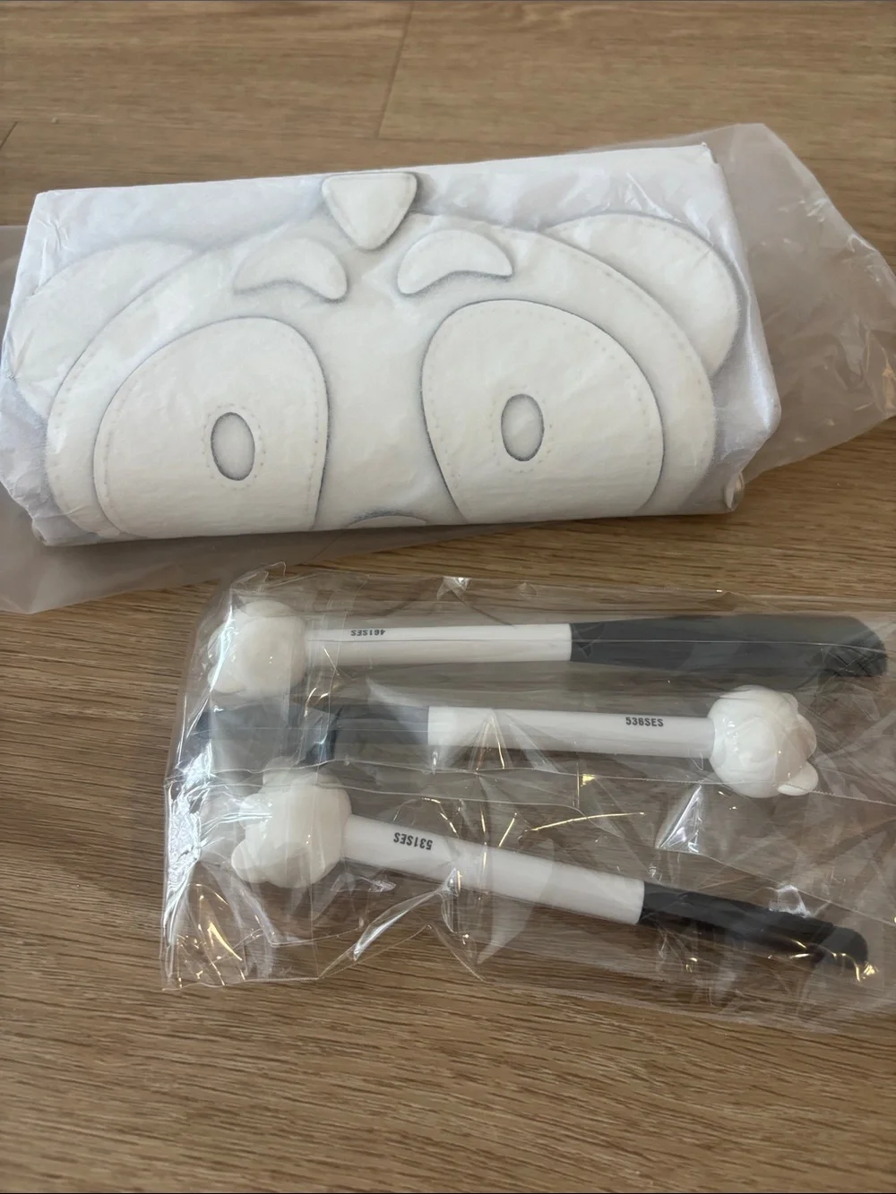 NEW!  MAC Cosmetics White Handle Makeup Brush Set with Black Bristles